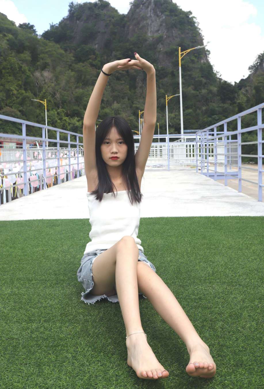 图片[1]-坐在草地上的长发女孩【172P】20012-学妹图库
