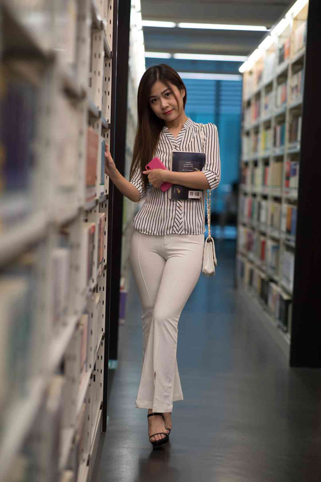 图片[5]-逛书店的白色紧身裤女孩【450P】04040-学妹图库