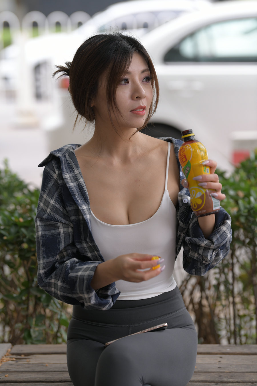 图片[1]-喝饮料的瑜伽裤女孩J2242 383P1V-17.5GB-学妹图库