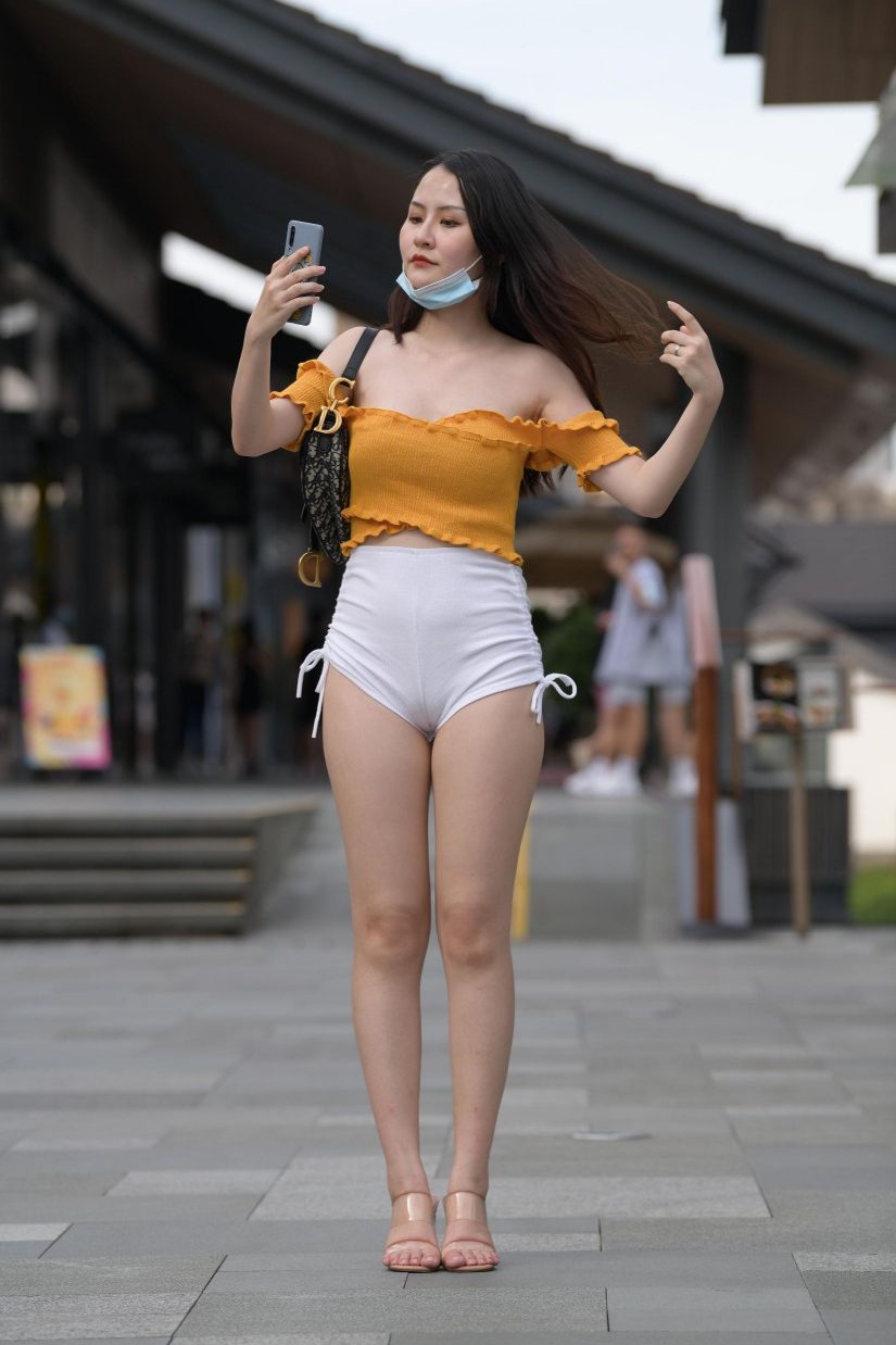 图片[1]-高腰白色短裤的漂亮女孩【767P】00065-学妹图库