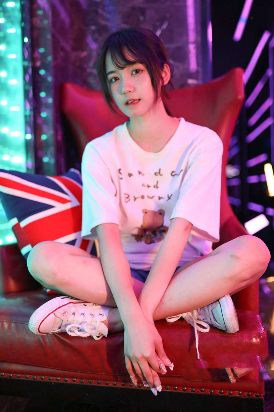 图片[2]-KTV里唱歌的长腿帆布鞋女孩【102P】20015-学妹图库