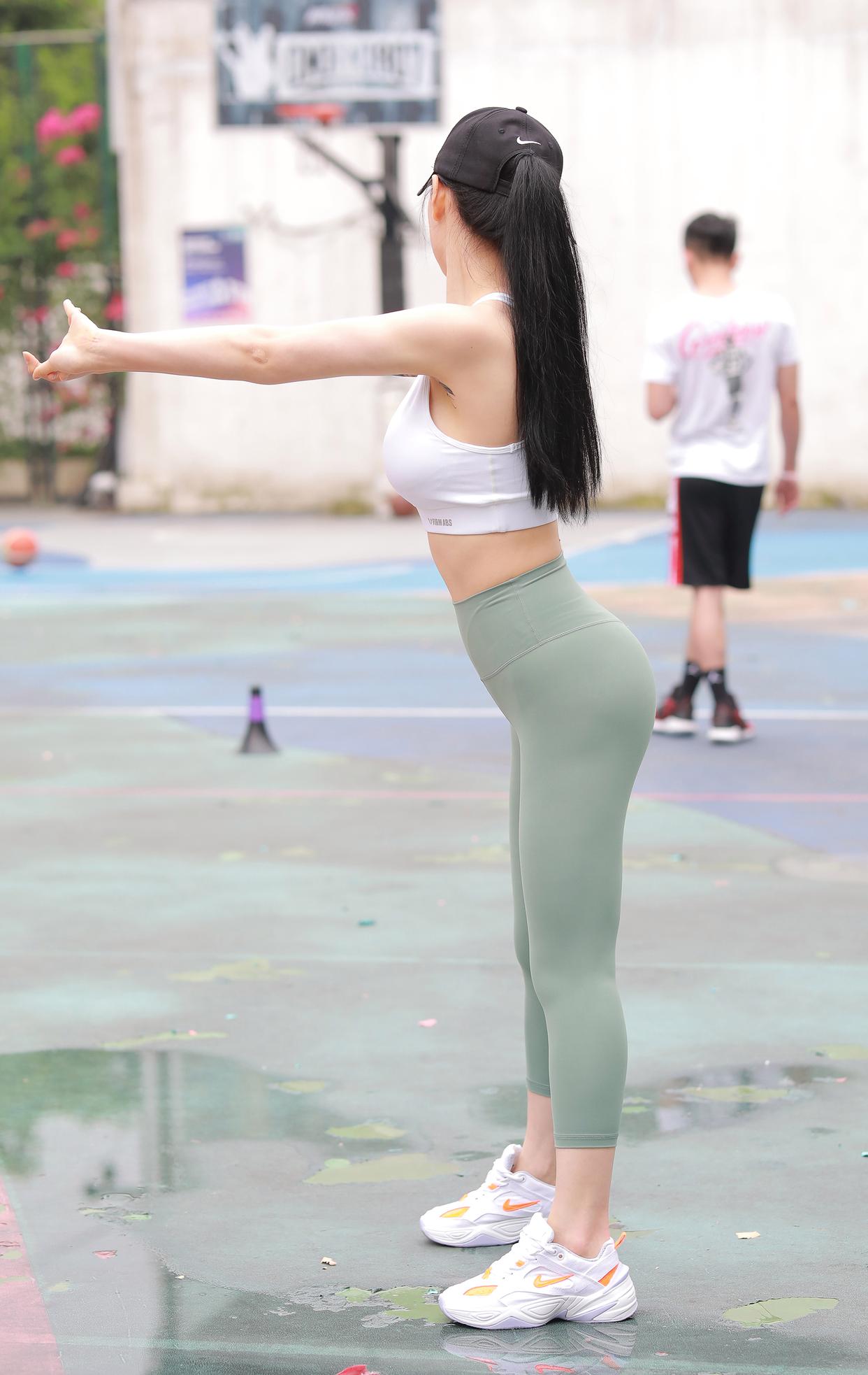 图片[1]-打扮很休闲的瑜伽裤女孩 J1600 415P3V-10.4GB-学妹图库