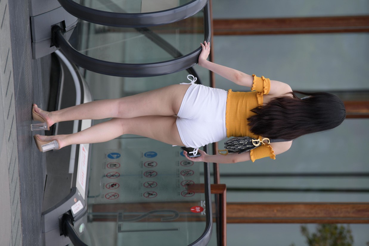 图片[3]-高腰白色短裤的漂亮女孩【767P】00065-学妹图库
