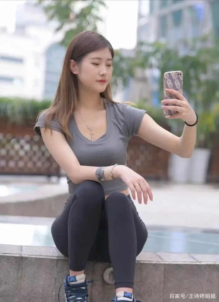 图片[2]-有小虎牙非常甜美的瑜伽裤女孩-学妹图库