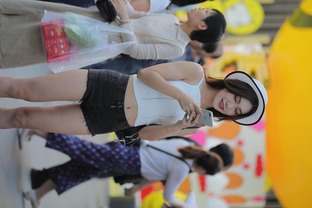 图片[2]-非常时尚阳光的牛仔热裤女孩【808P】00064-学妹图库