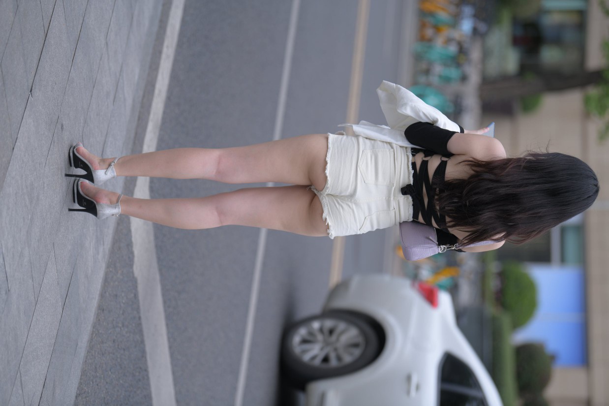 图片[2]-长发飘飘的白色热裤美丽女孩【49P】00029-学妹图库