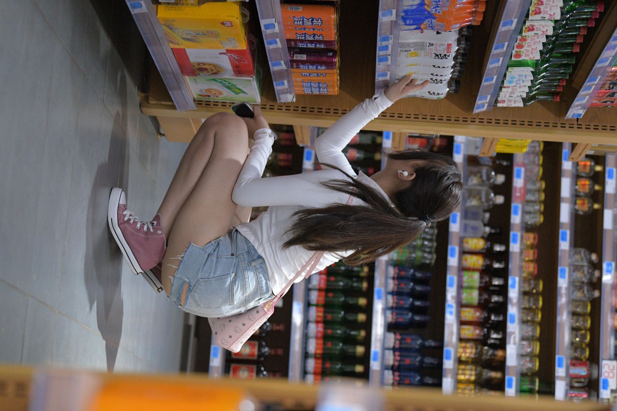 图片[5]-紧身牛仔短裤骑自行车的漂亮女孩【588P】00053-学妹图库