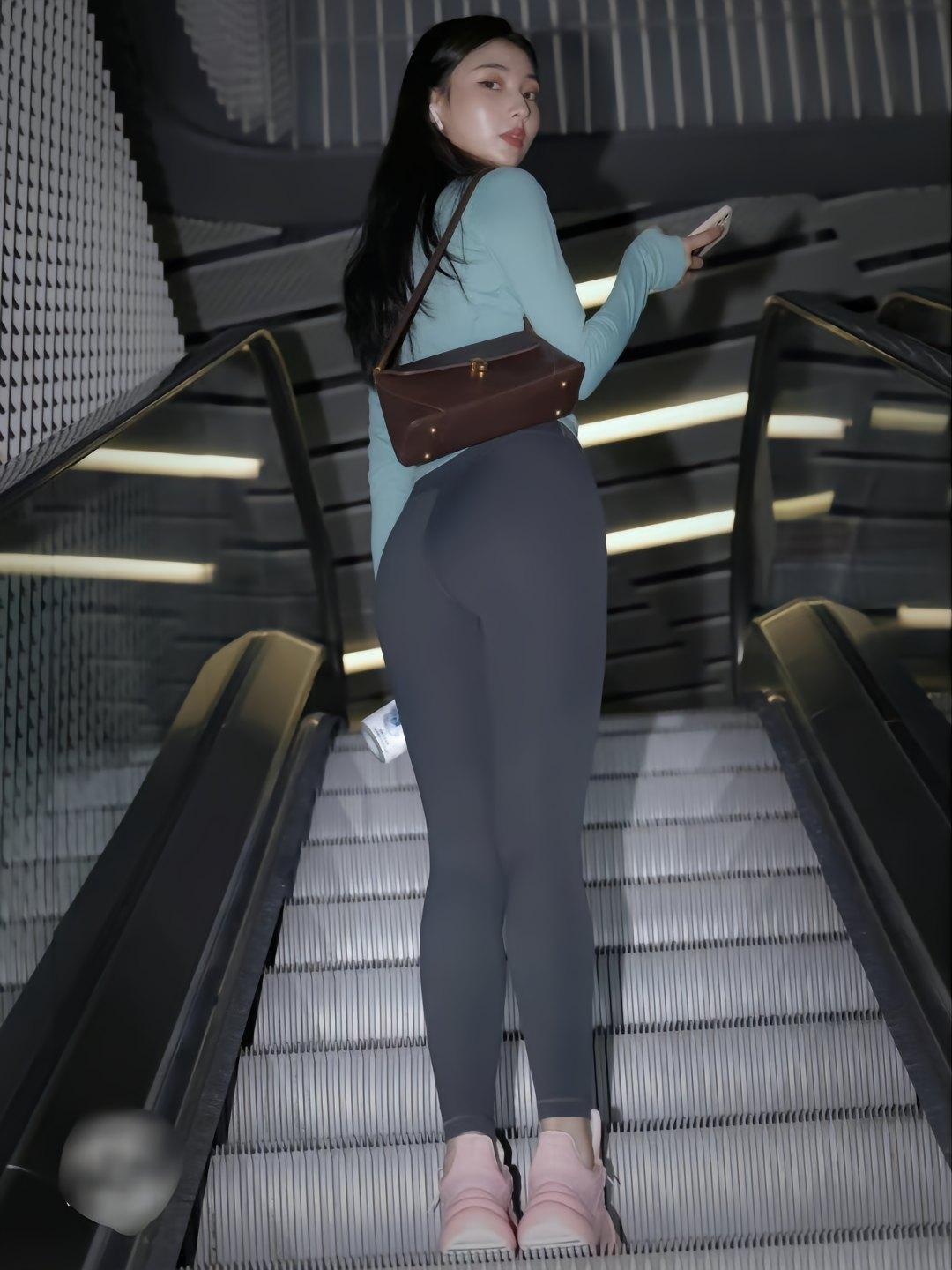 图片[1]-晚上逛商场的瑜伽裤漂亮女孩J2244 225P2V-15.1GB-学妹图库
