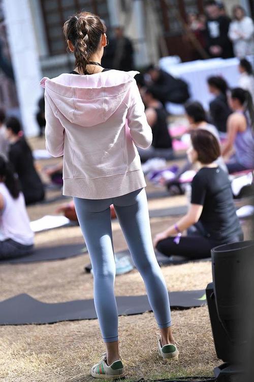 图片[2]-在广场看热闹的瑜伽裤女人-学妹图库