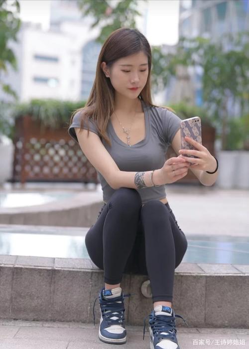 图片[1]-有小虎牙非常甜美的瑜伽裤女孩-学妹图库