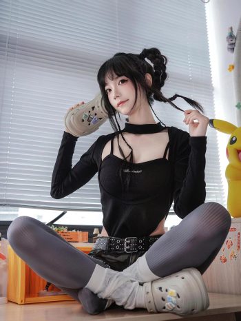 图片[5]-牛仔热裤+灰丝姑娘玩自拍-学妹图库