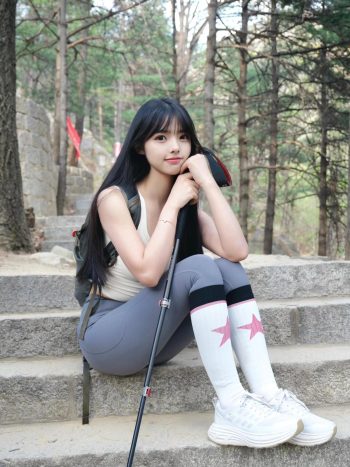 图片[1]-爱爬山的瑜伽裤MM，太甜美了！~-学妹图库