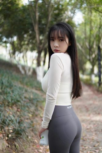 图片[9]-穿瑜伽裤爬山的长发少女-学妹图库