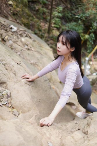图片[8]-穿瑜伽裤爬山的长发少女-学妹图库