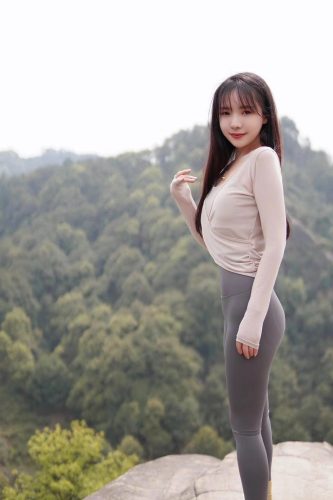 图片[3]-穿瑜伽裤爬山的长发少女-学妹图库