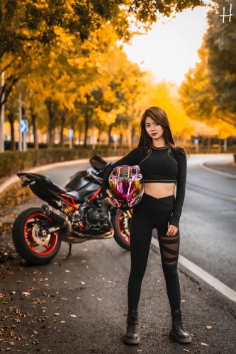 图片[1]-骑摩托车的瑜伽裤美女身材太好了！-学妹图库